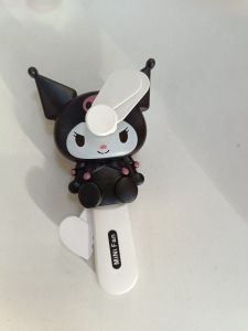 Ручной вентилятор-игрушка девочка в черном. Летние игры